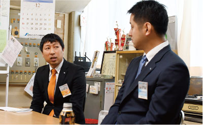二人の背後には、50周年記念事業として企画したミュージカルがJCの新潟ブロック大会で最優秀賞を受賞した際のトロフィーが飾られていました