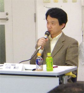 駅北復興まちづくり計画評価委員会でコメントする岡崎先生（2018.3.27／市役所）