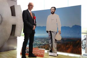 ナウマン博士の等身大パネルとペーター・ナウマン氏