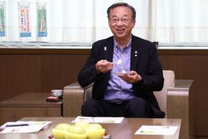 試食する市長