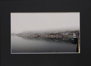 写真部門の奨励賞です。霧に包まれる漁港の風景です。