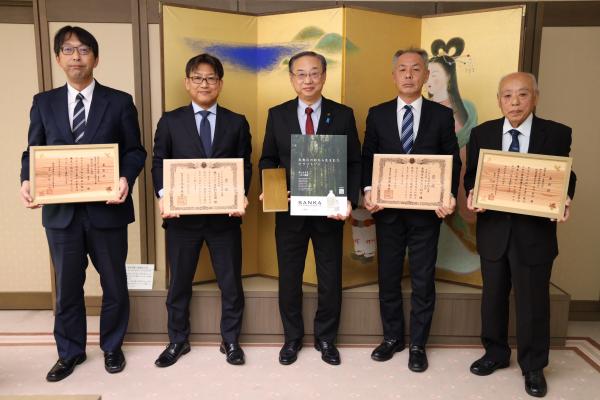 受賞者と市長